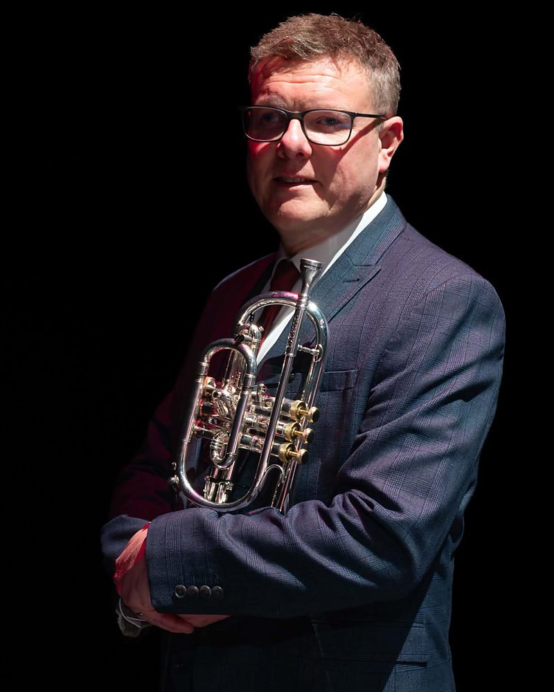 Richard Marshall met zijn cornet, op een zwarte achtergrond
